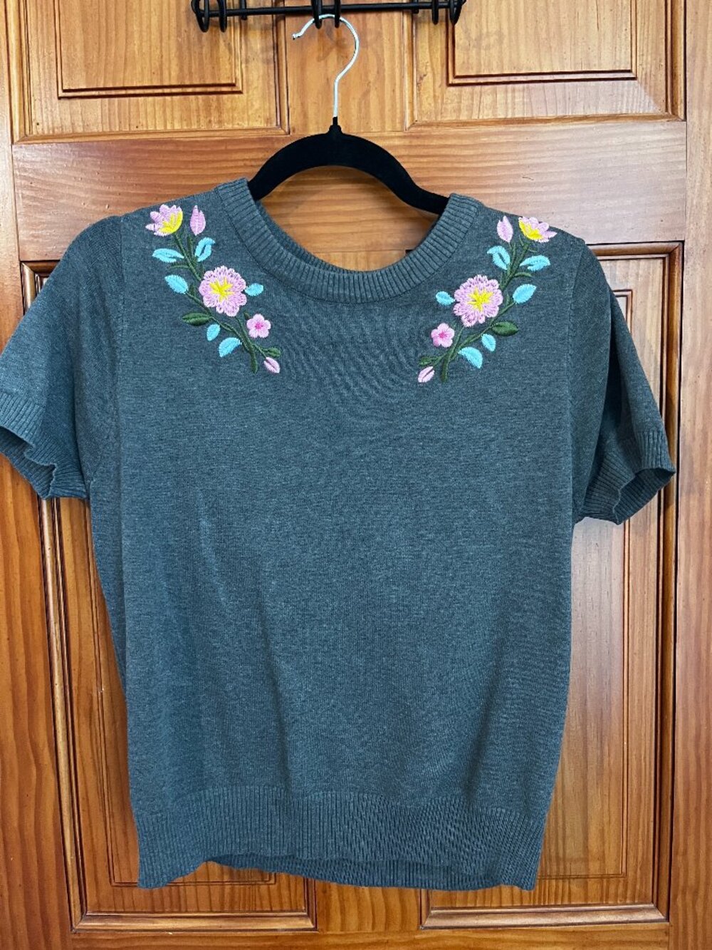 Women's Gray Embroidered Floral Knit Top Short Sleeve Crewneck